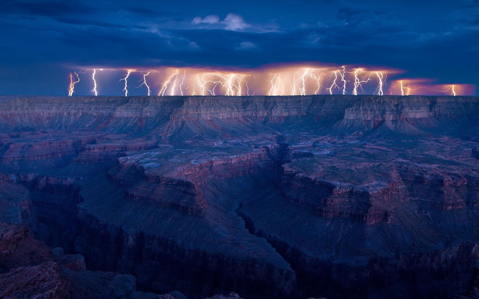 Сильная гроза над горным плато