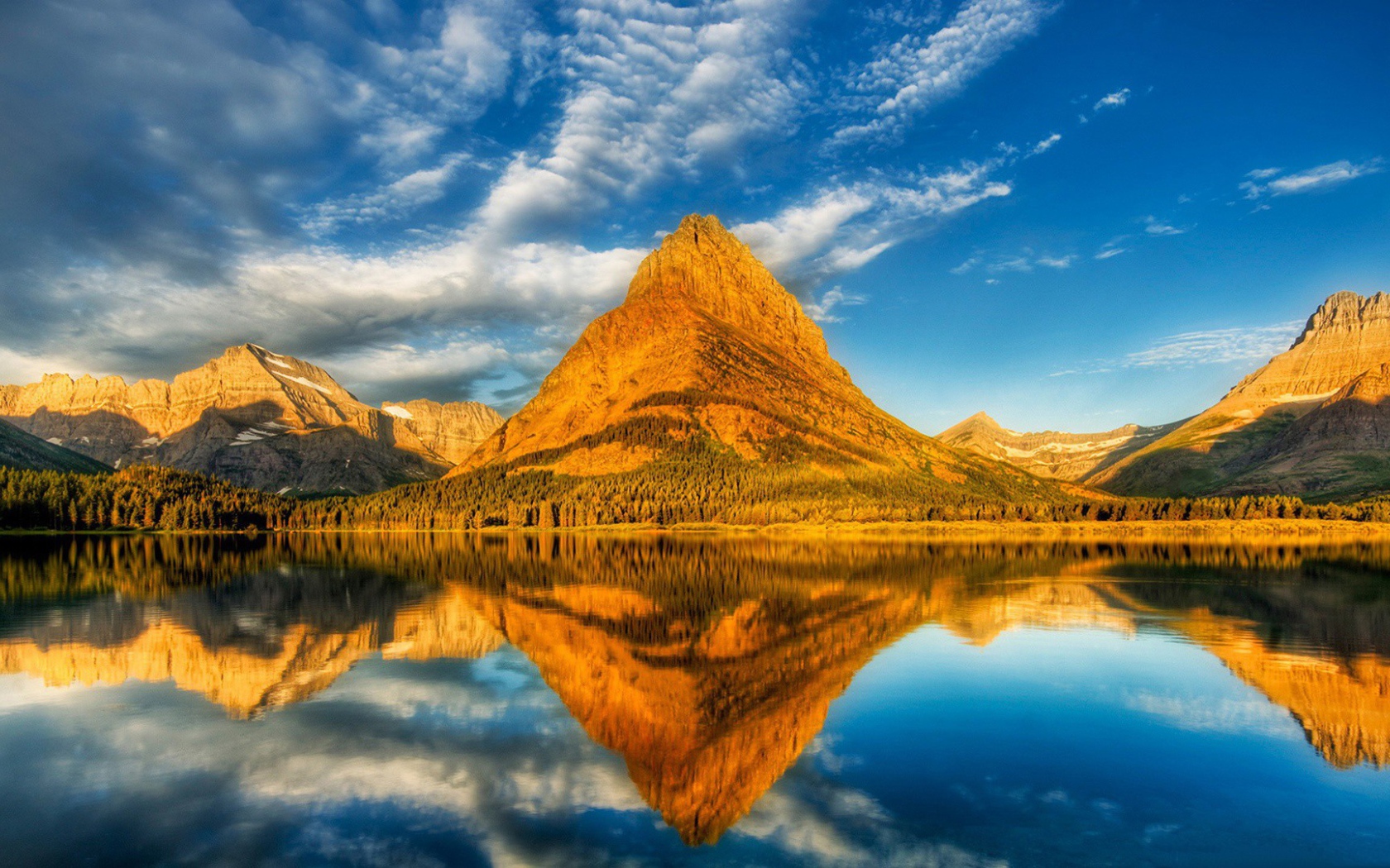 Озеро у подножия золотой горы