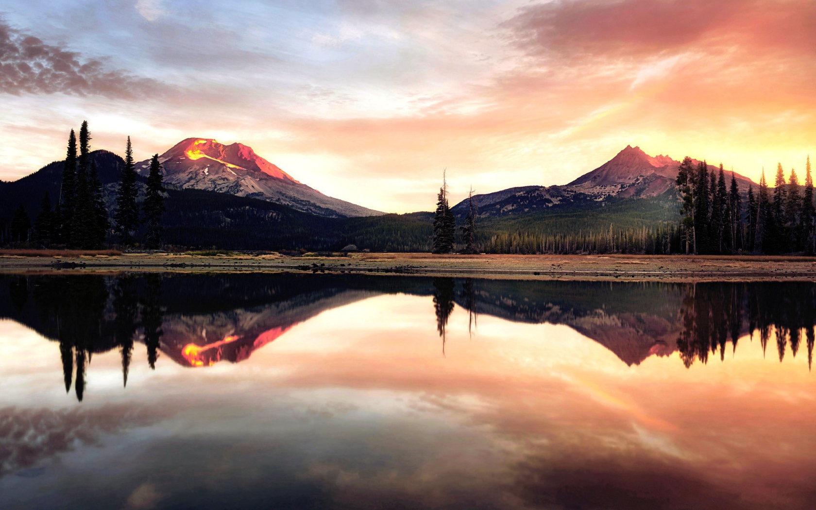 Две горы отражаются в воде озера