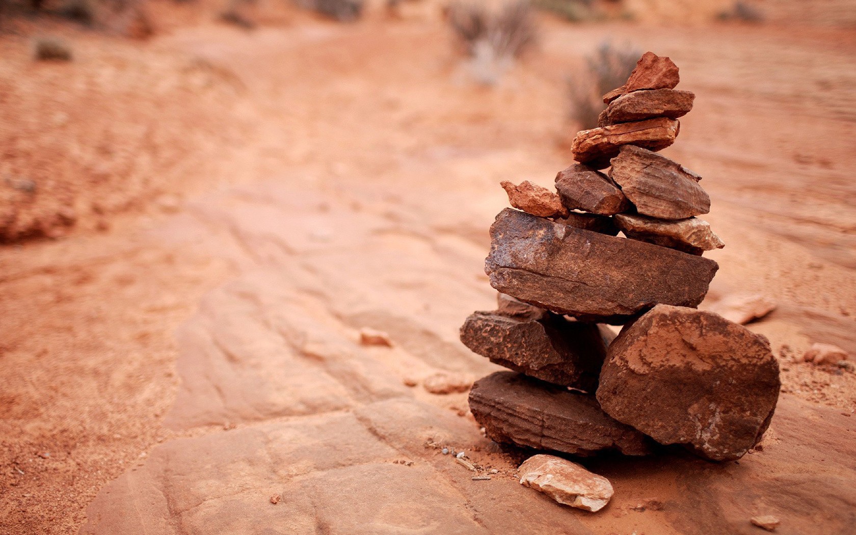 Стопка коричневых камешков на скале