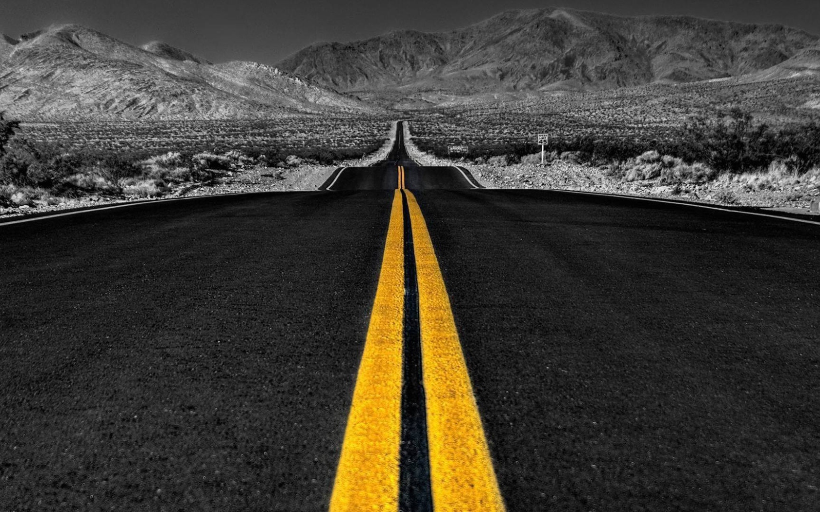 Шоссе посреди серой равнины