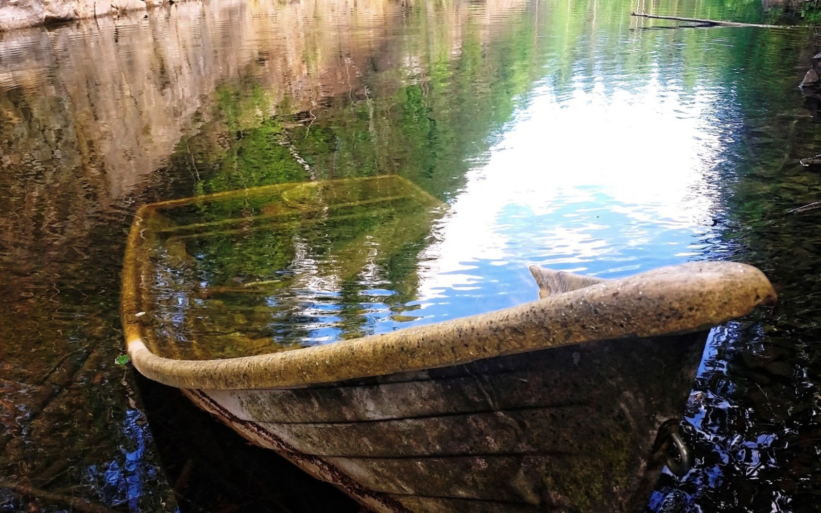 Заброшенная лодка затоплена у берега озера