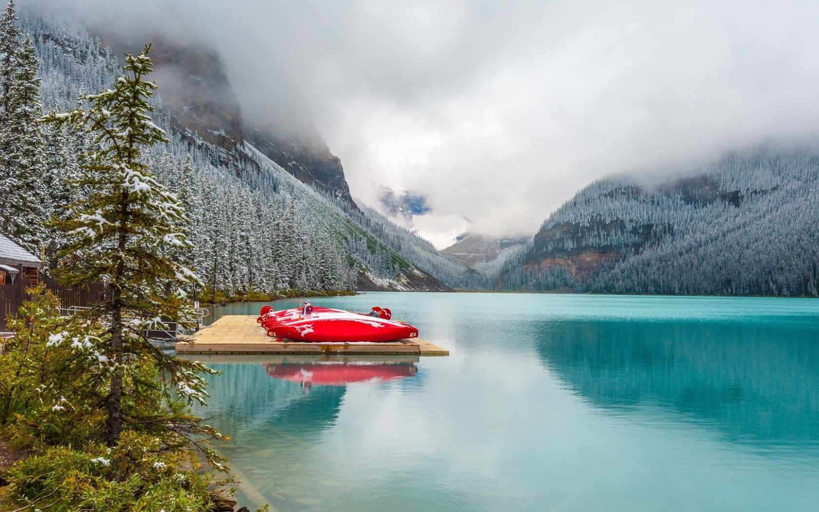 Лодки на причале горного озера