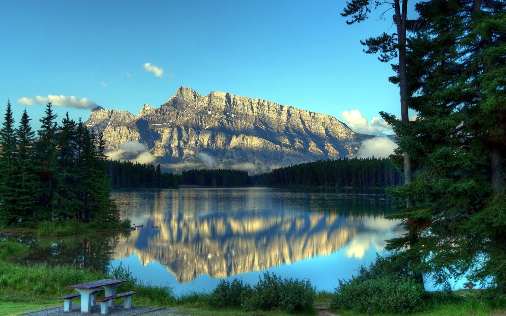 Скала отражается в горном озере