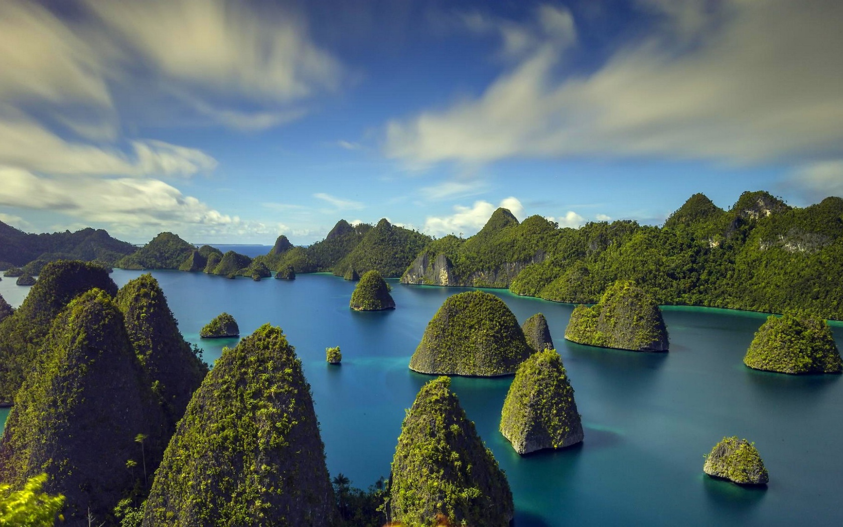 Скалы поросшие зеленью среди реки