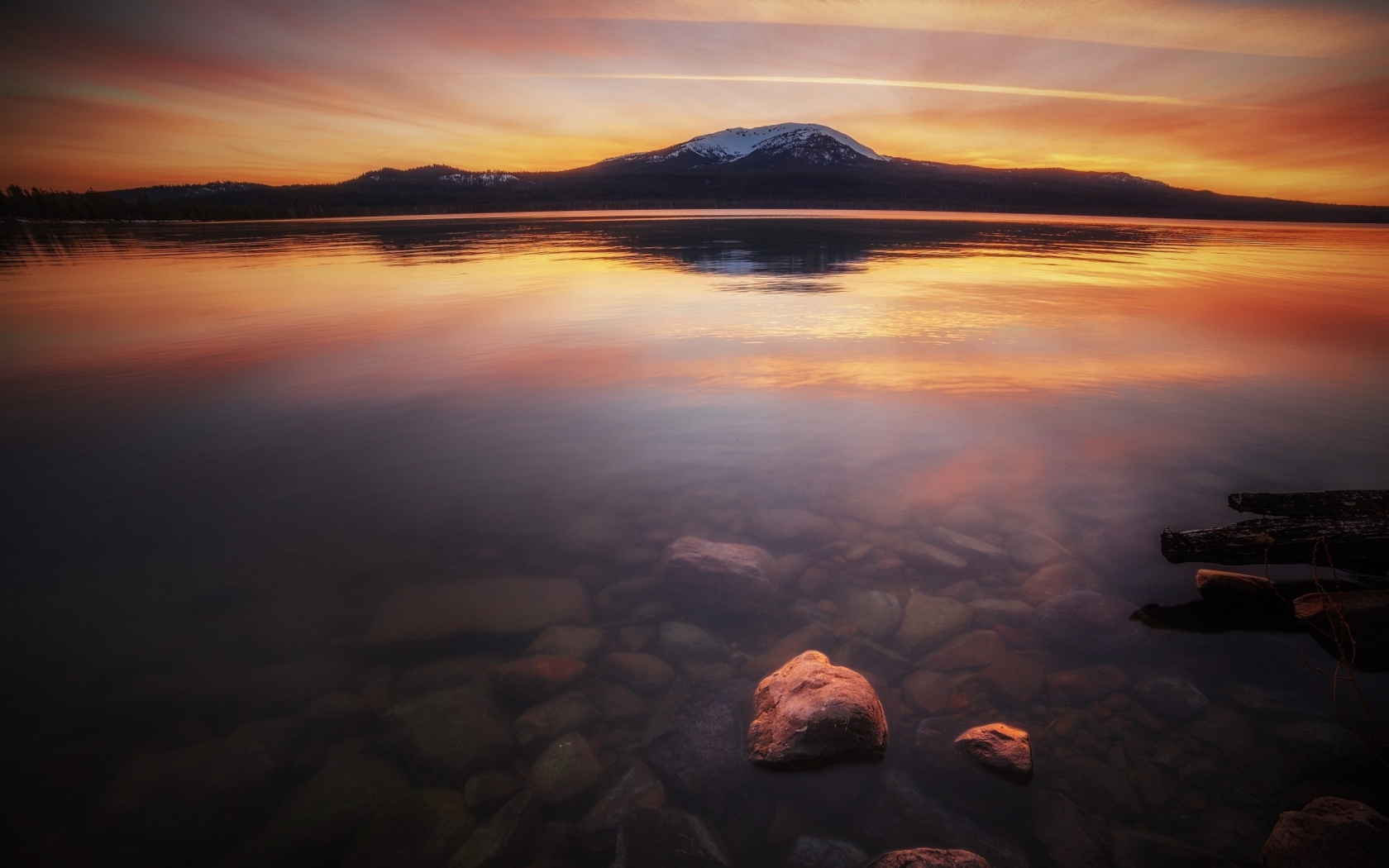 Каменистое дно прозрачного озера в горах