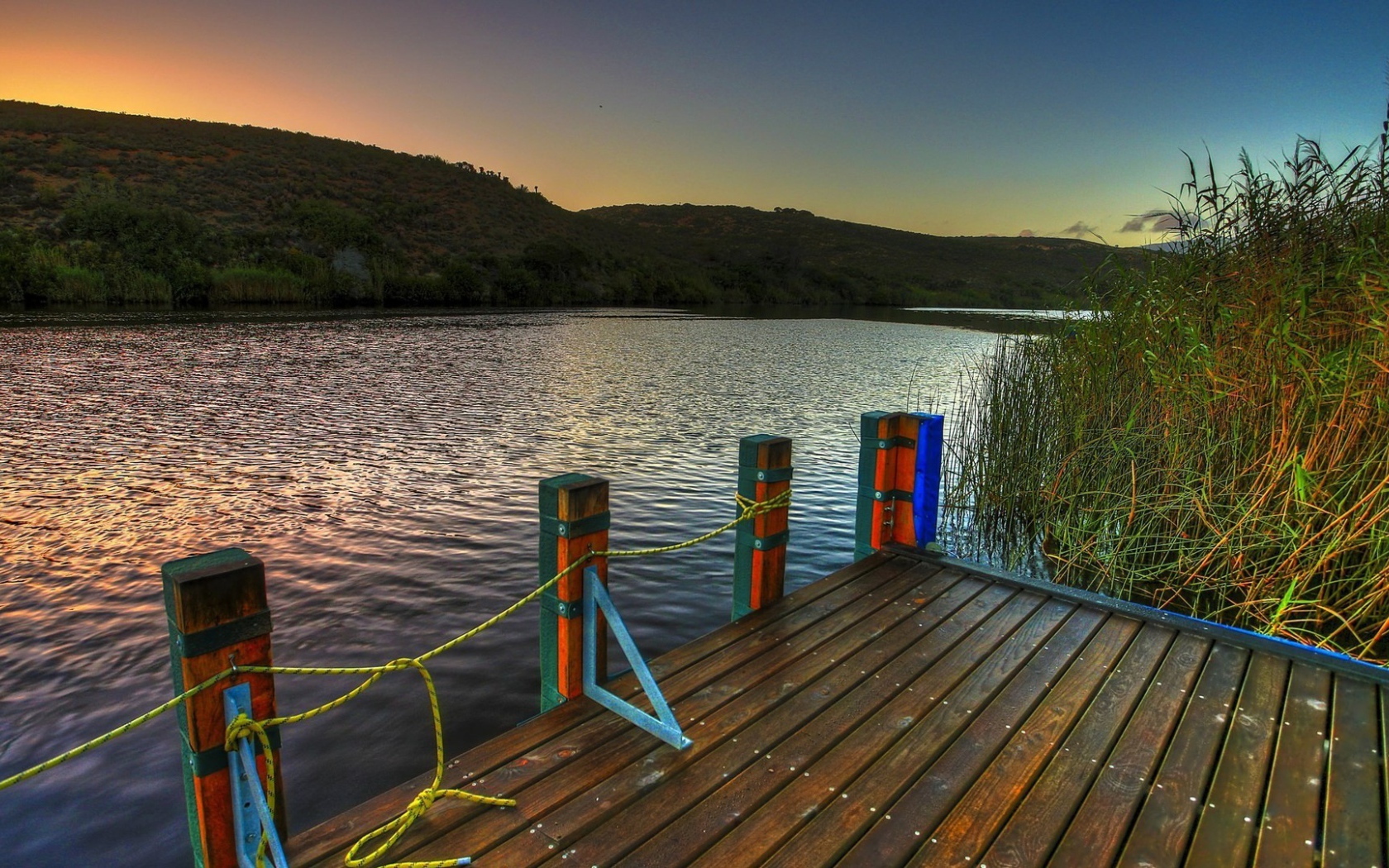 Веревки на деревянном причале