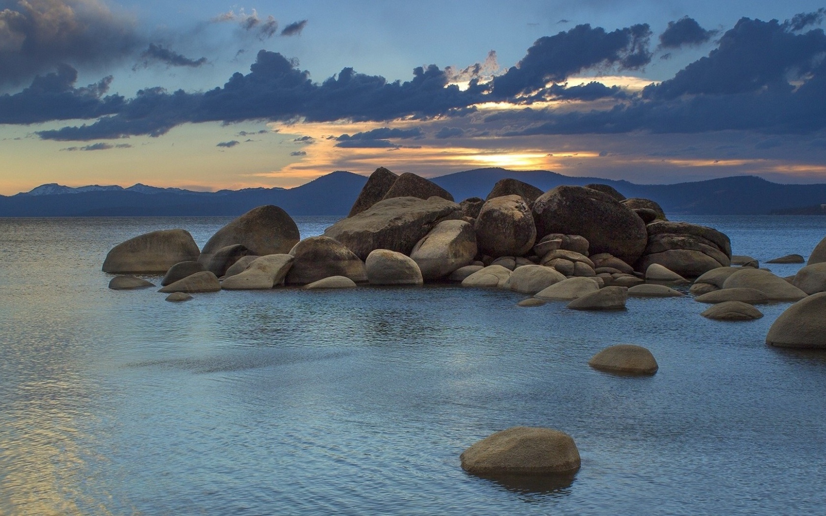 Груда больших камней у берега