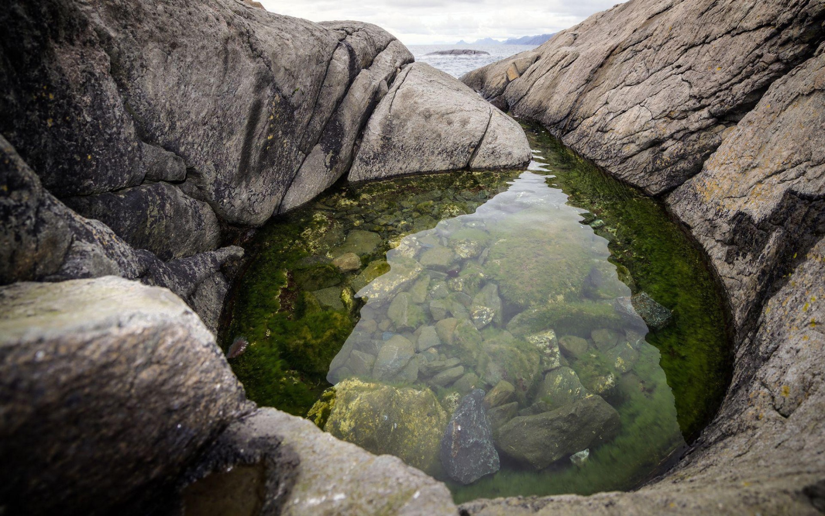 Небольшое озерцо среди скал у берега