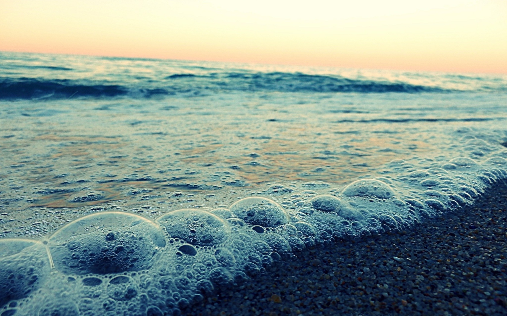 Пузыри на пене морского прибоя