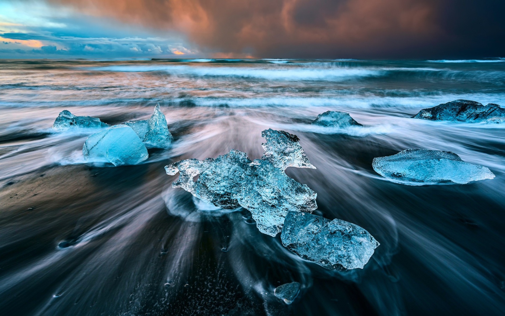 Голубой лед на берегу моря