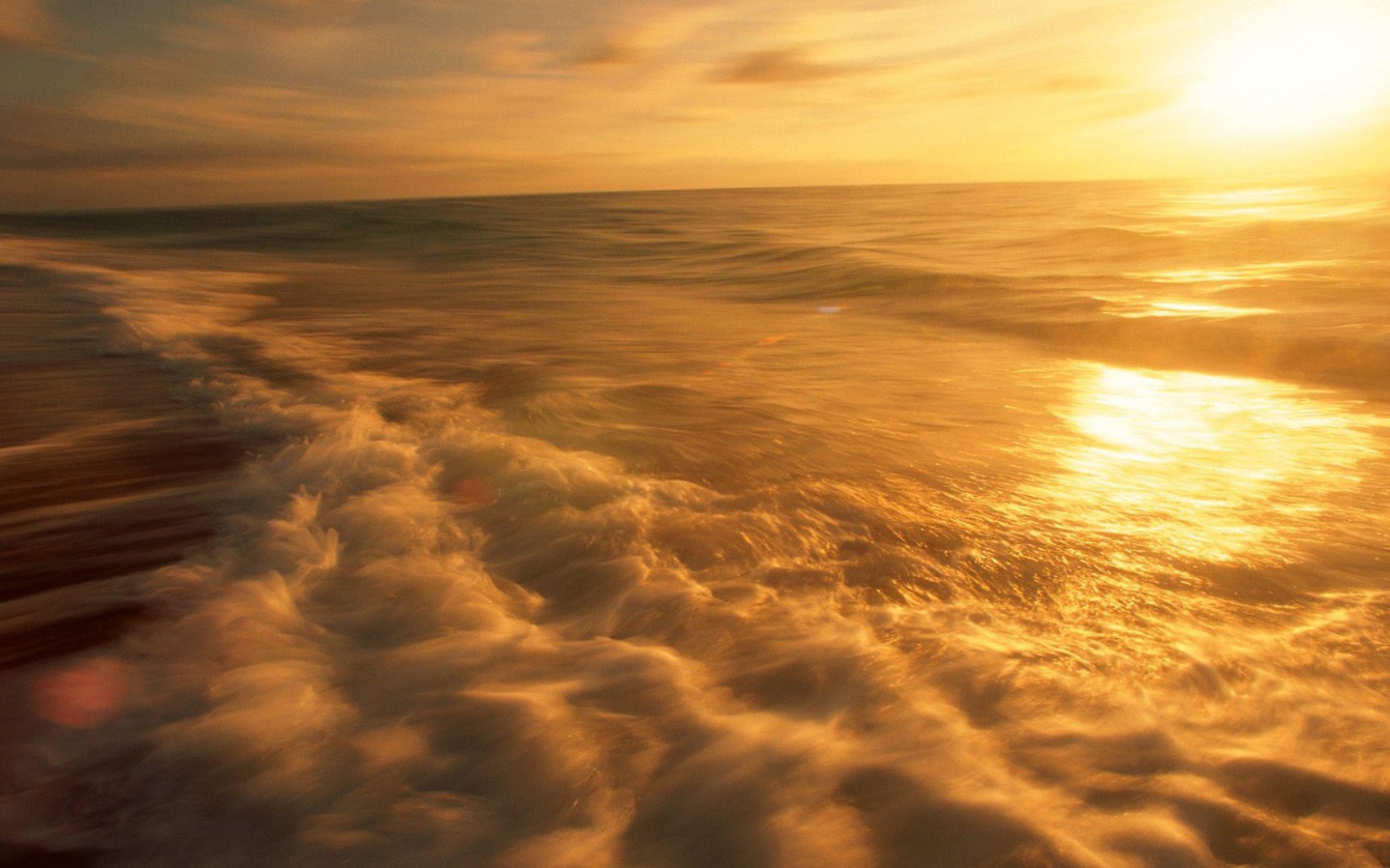 Пенистые волны прибоя