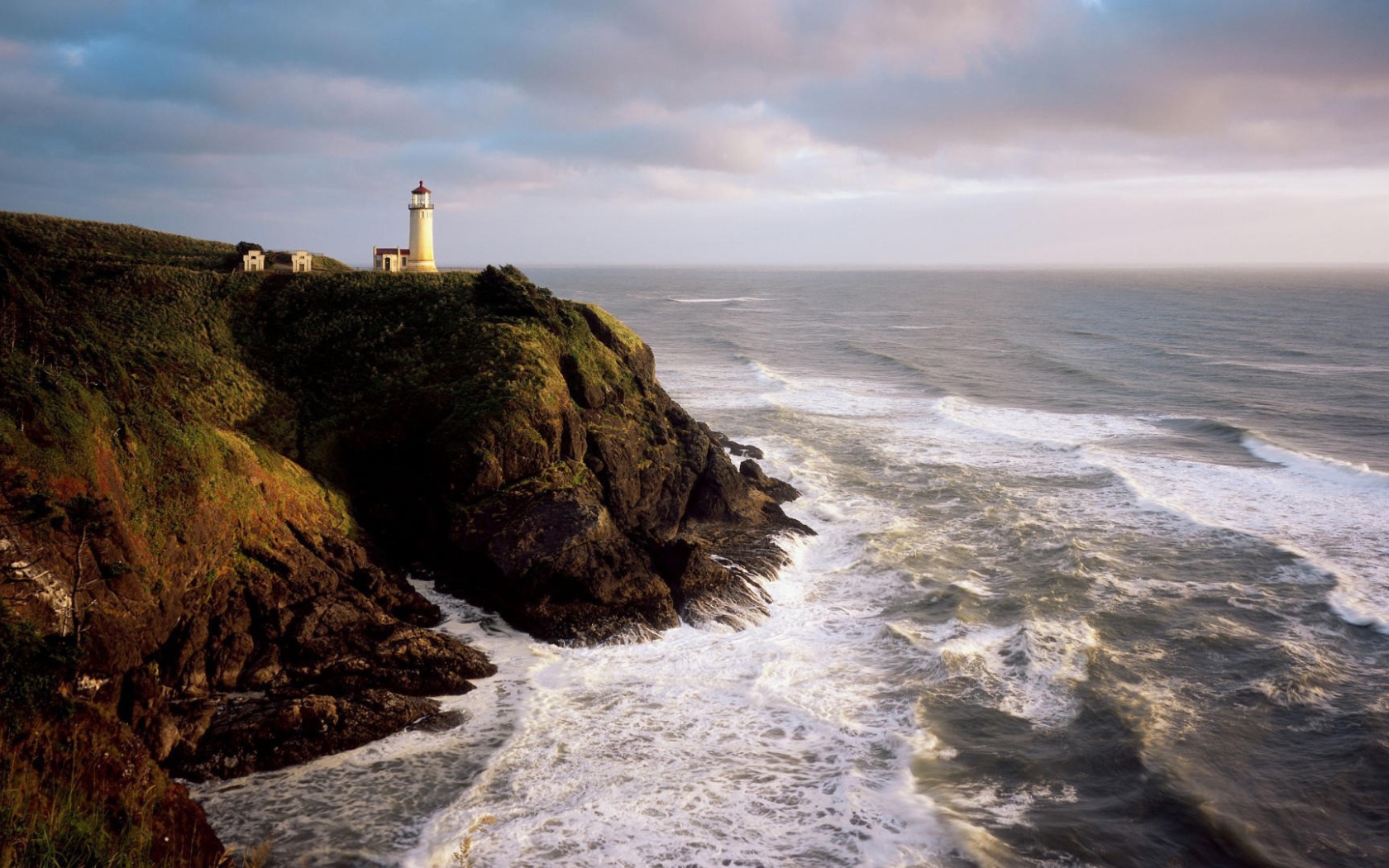 Маяк над бурным морем