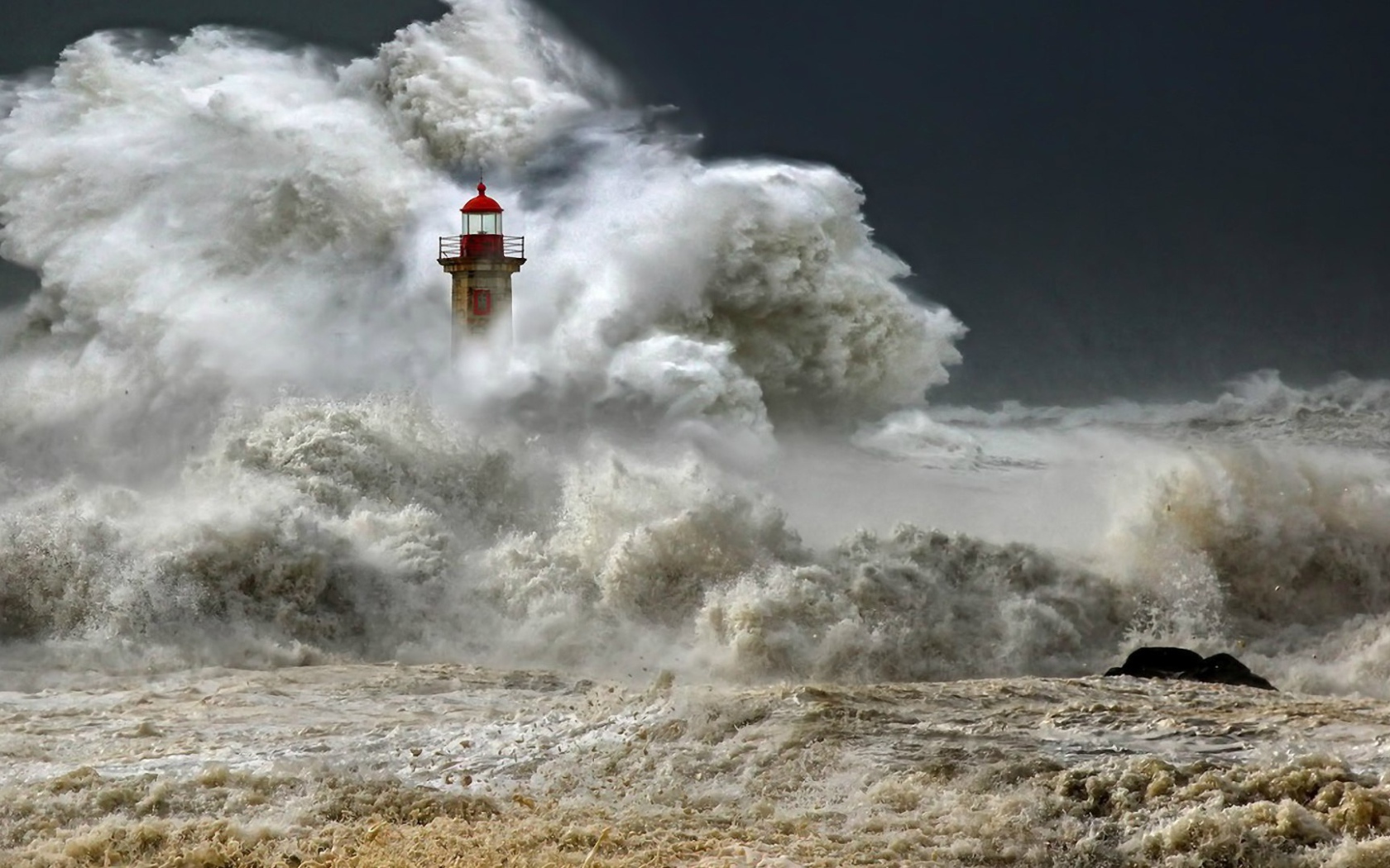 Мощная волна окатила маяк