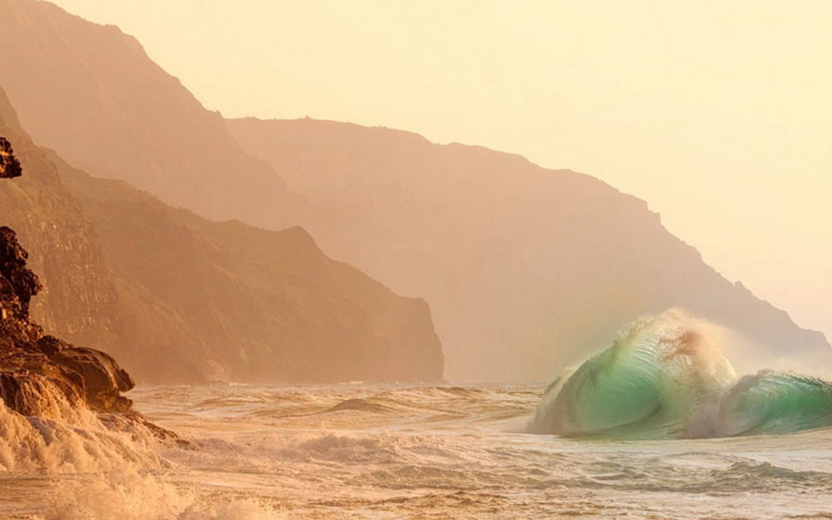 Волны прибоя у скал затерянного острова