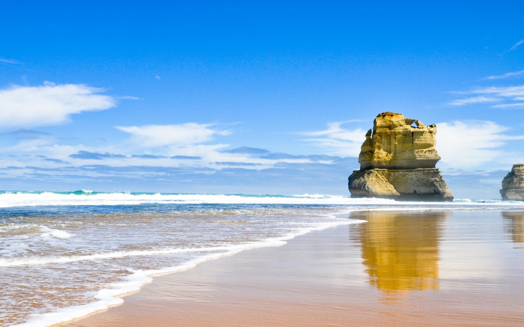 Обточенная ветрами скала на берегу моря
