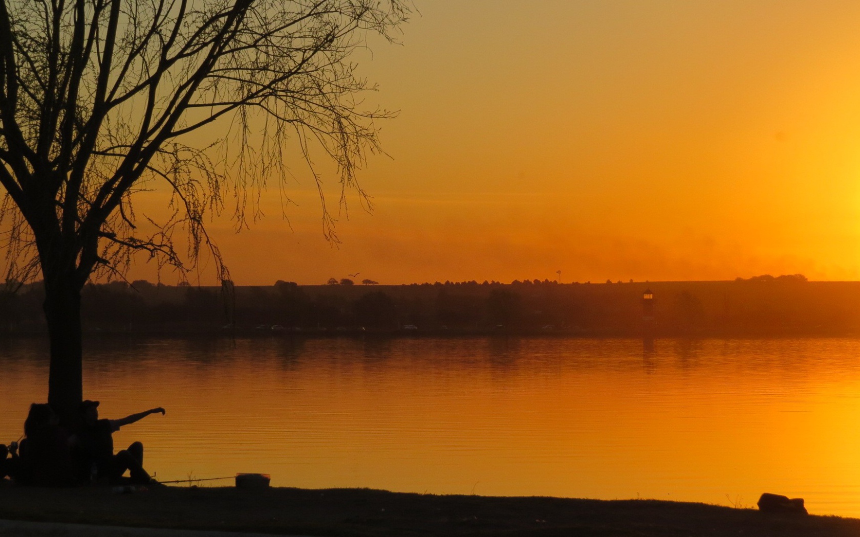 Красочный оранжевый закат на набережной