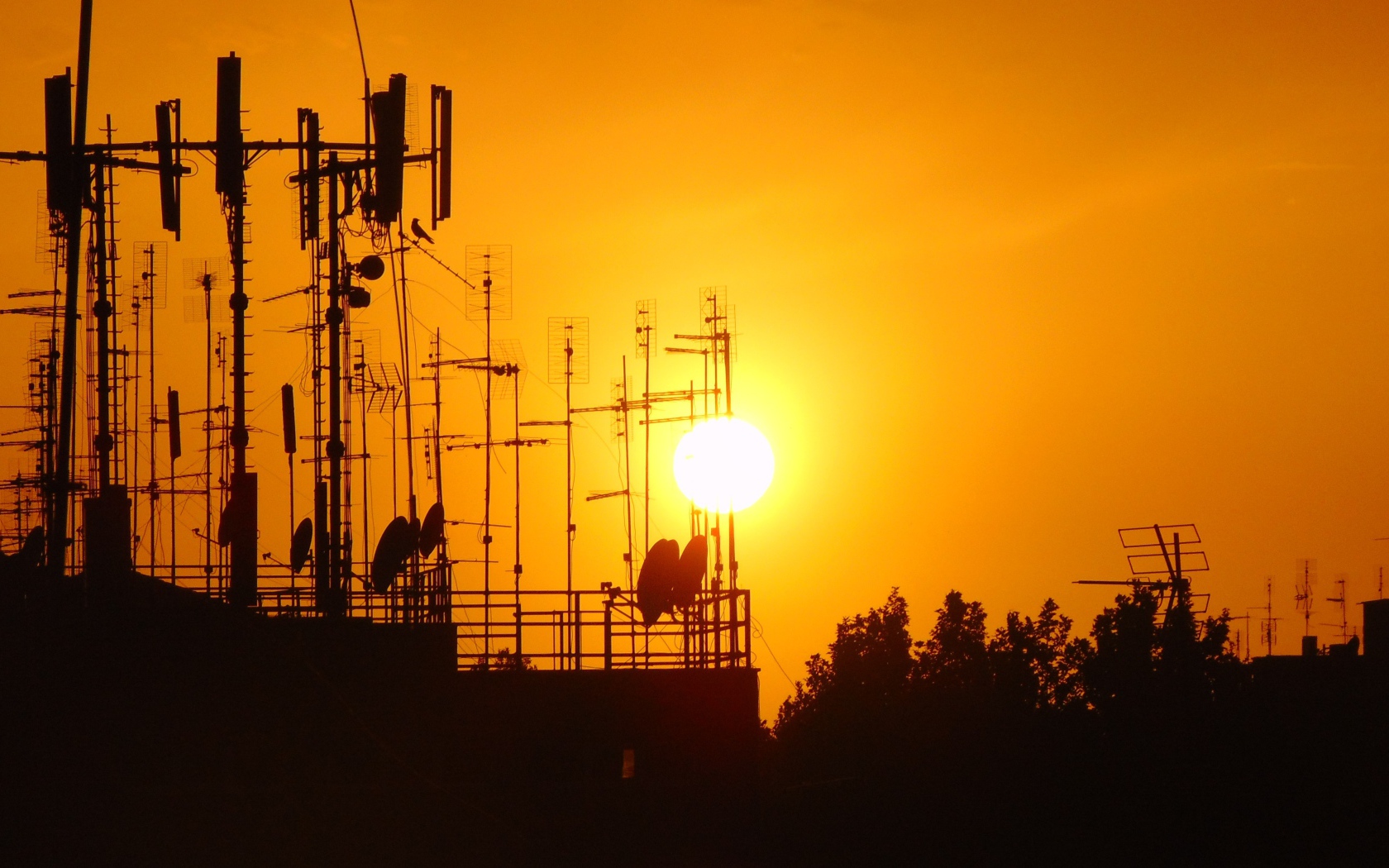 Вышки связи на фоне солнца