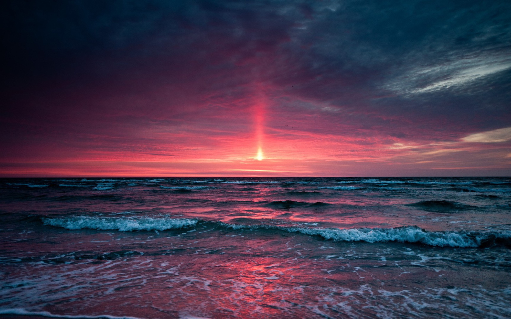 Розовое небо на закате в море