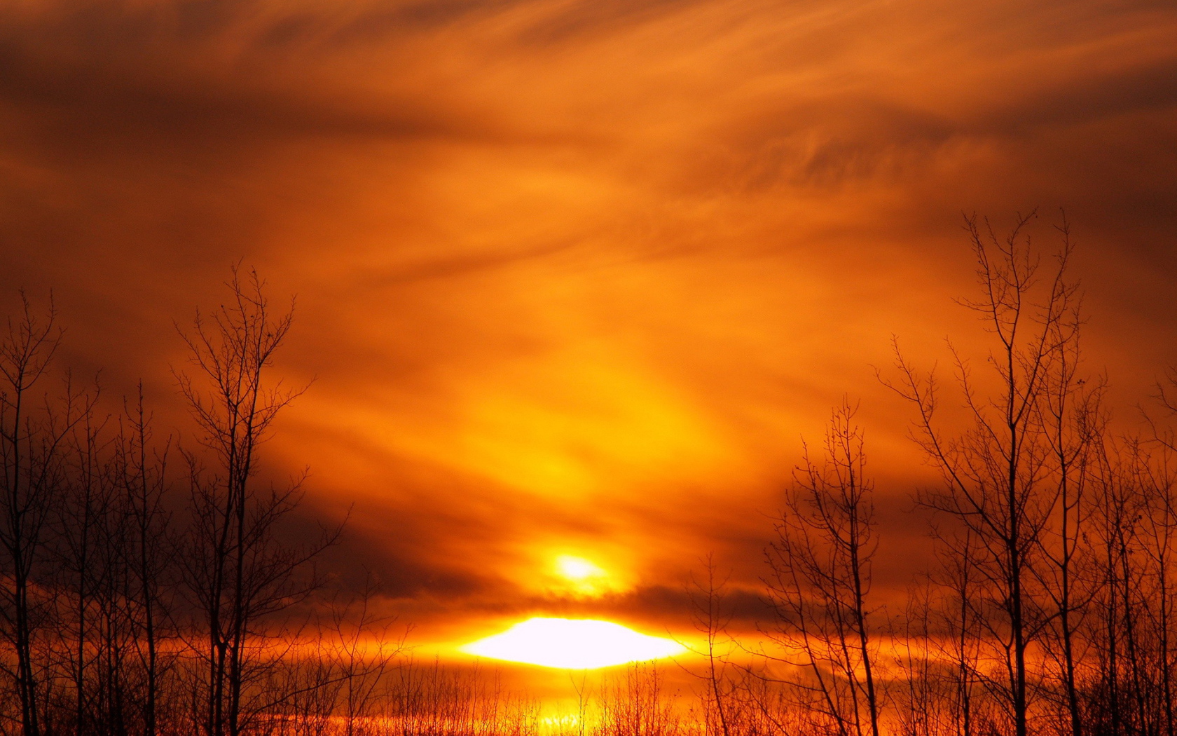 Красный закат на озере