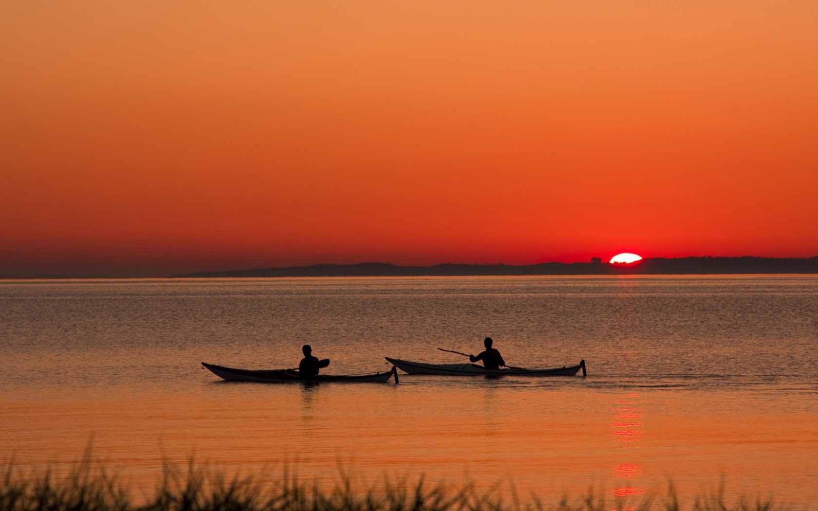 Два лодочника на фоне заката