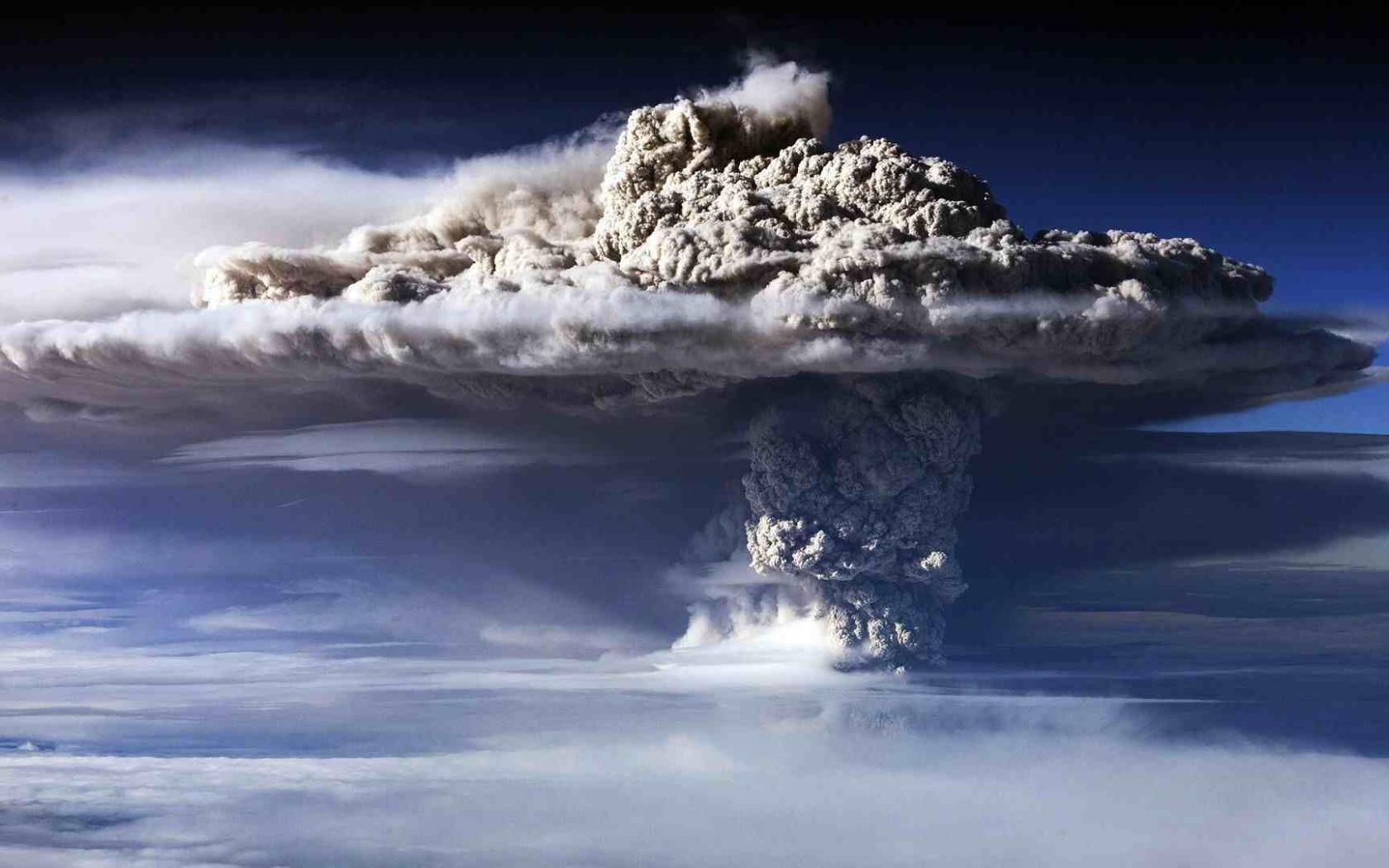 Облако вулканического пепла в небе 