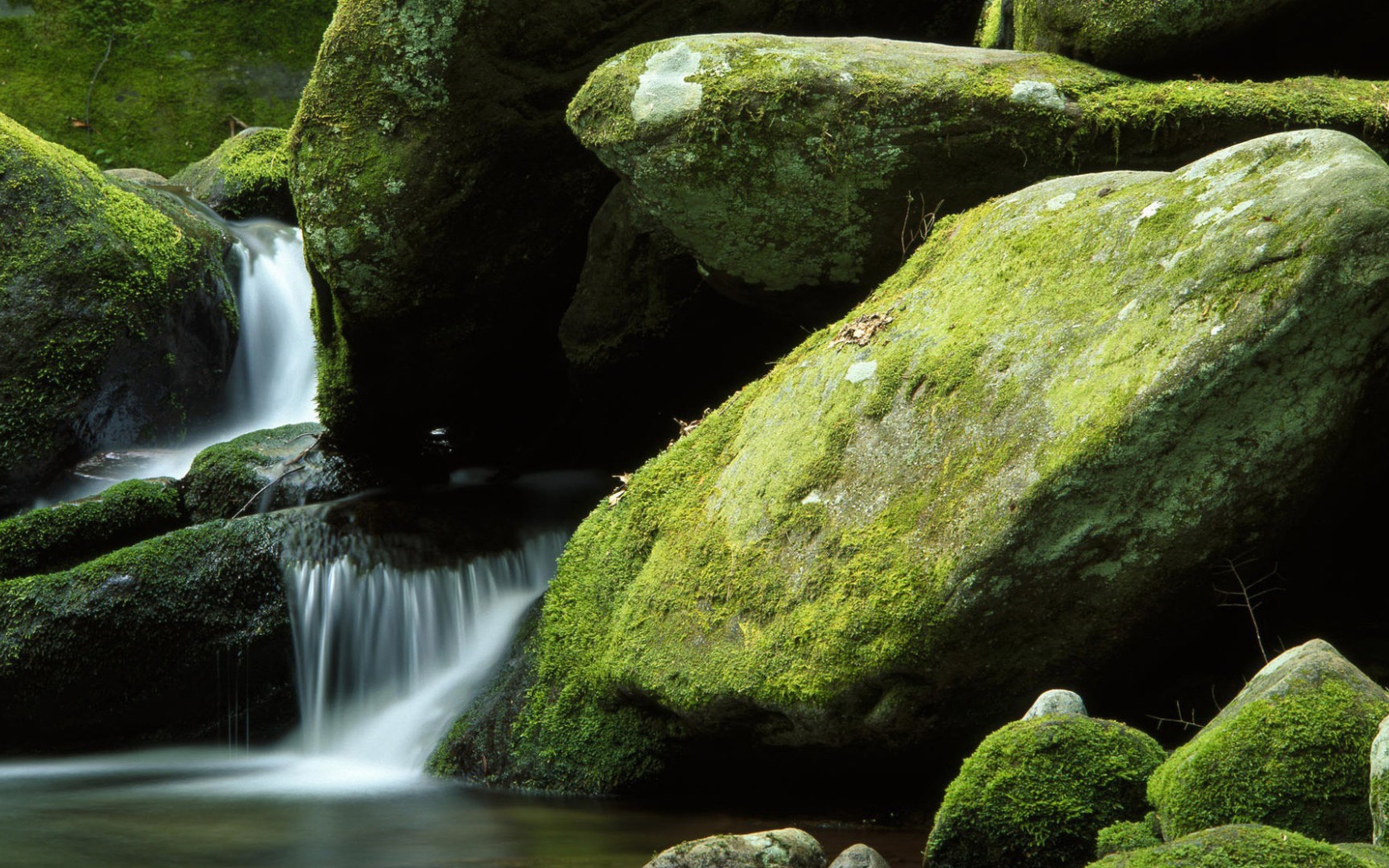 Водопад среди огромных валунов