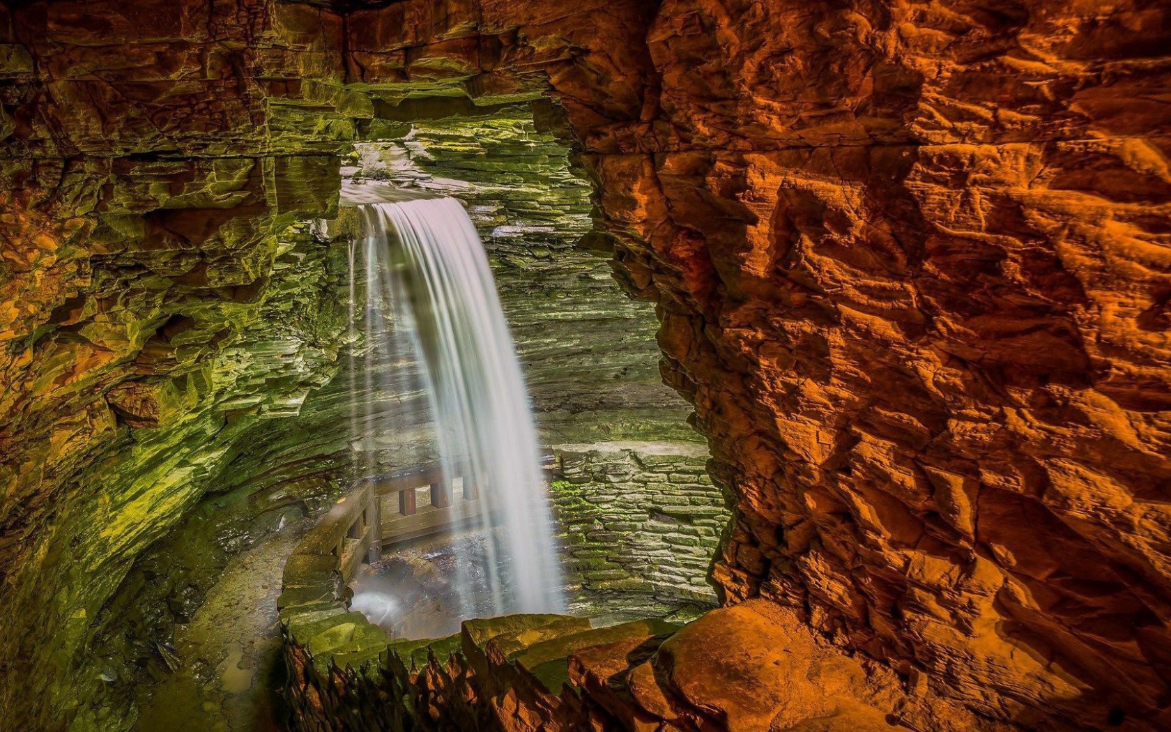 Водопад внутри пещеры