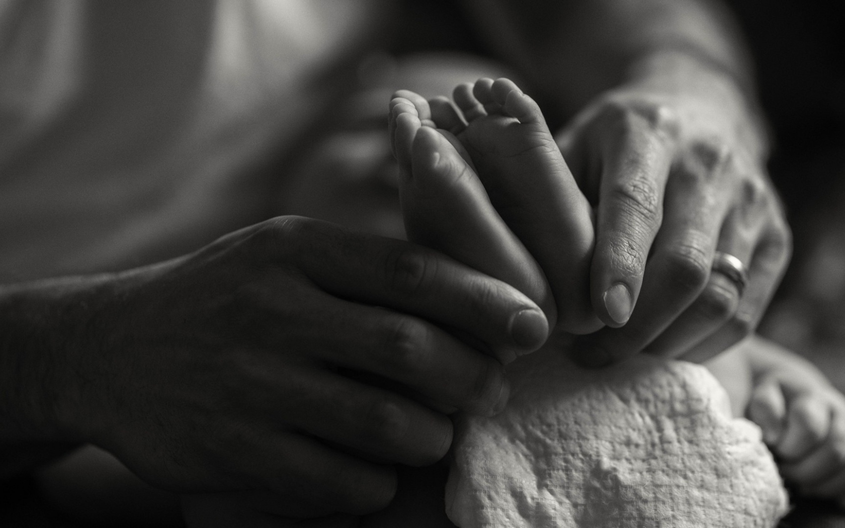 Ступни ребенка в руках отца