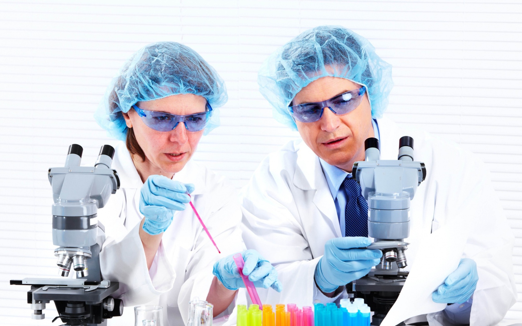 Ученые в лаборатории