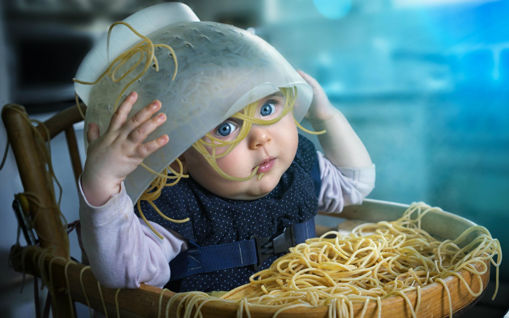 Ребенок с лапшой