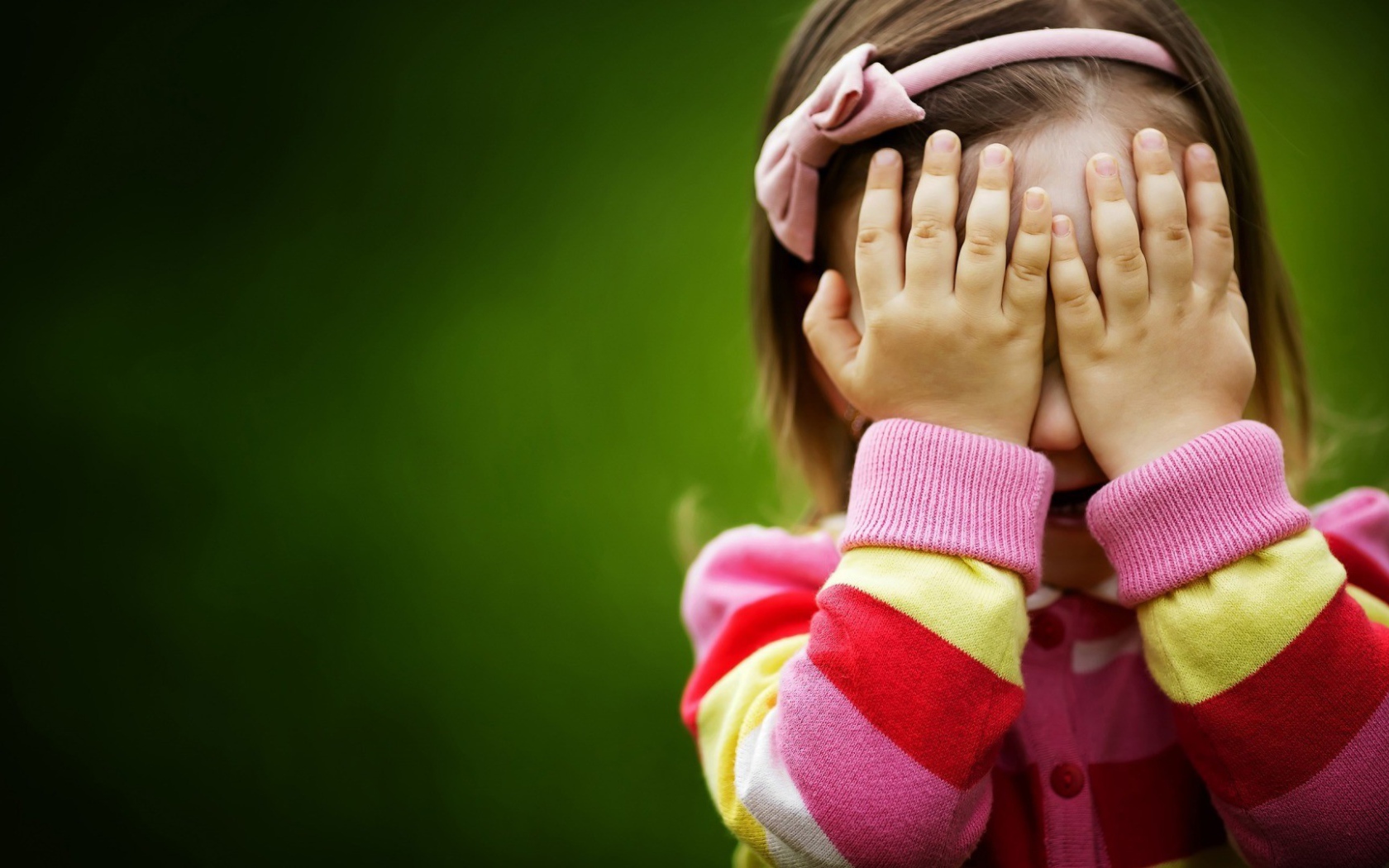 Милая девочка закрыла лицо руками
