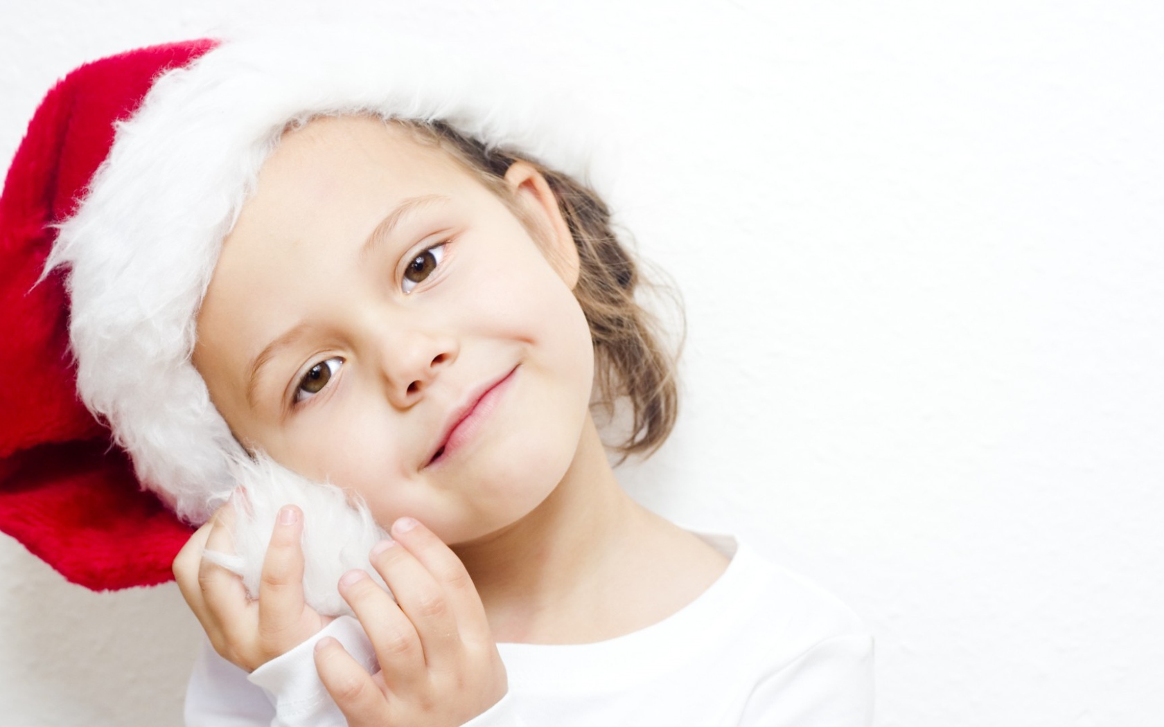 Девочка в шапке Санты