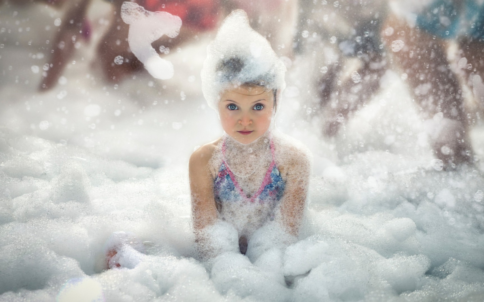 Девочка играет в пене