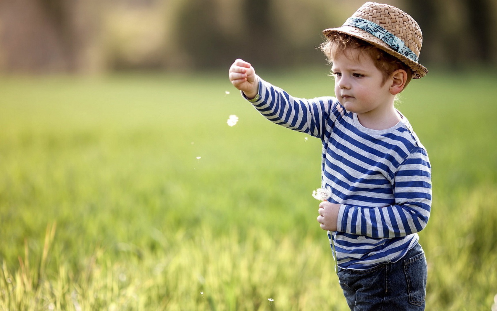 Мальчик в полосатой кофточке