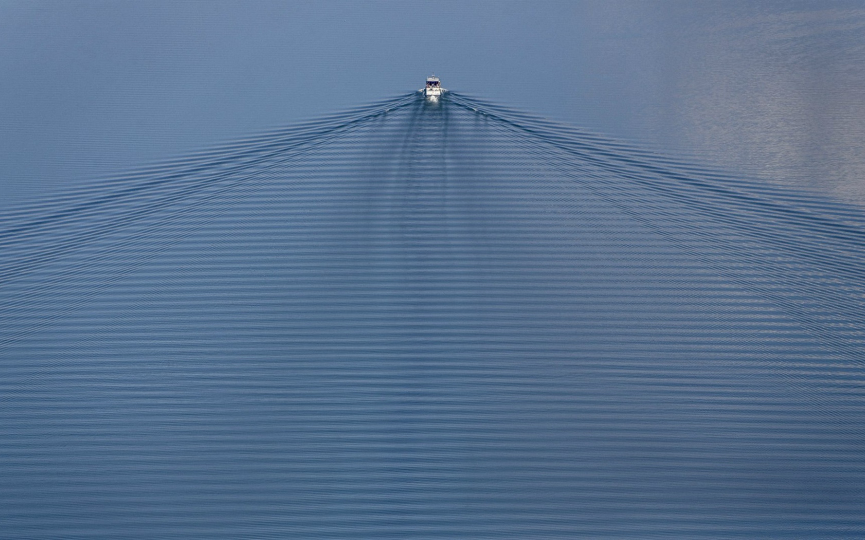 Рябь воды за катером