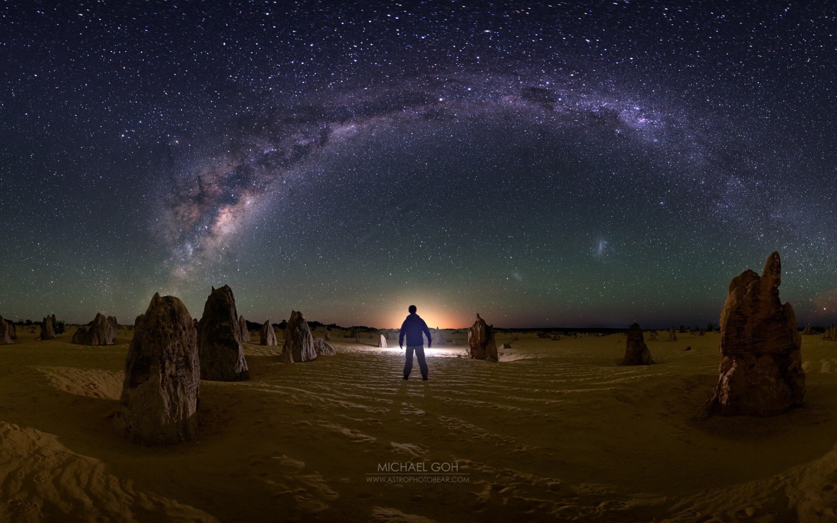 Человек смотрит на Млечный путь