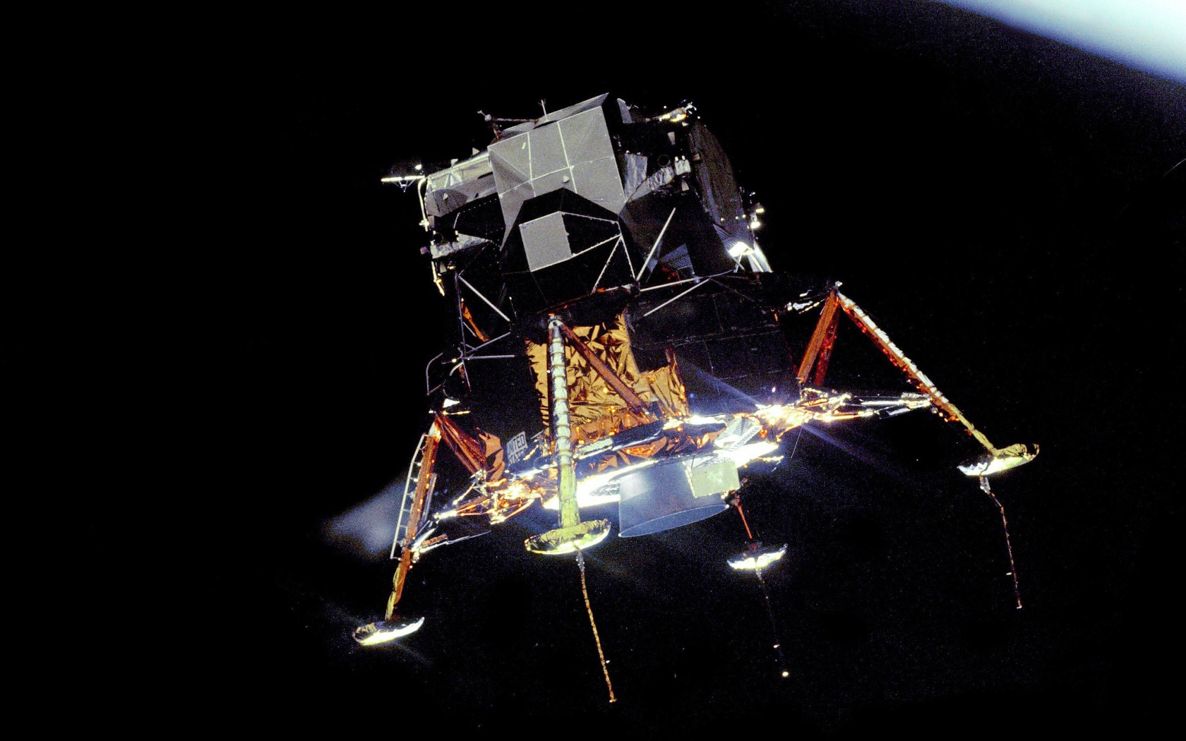 Лунный модуль идет на посадку