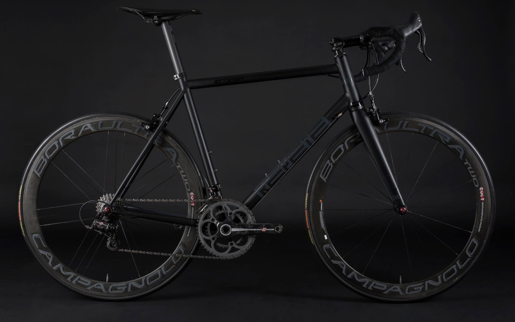 Спортивный велосипед на черном фоне