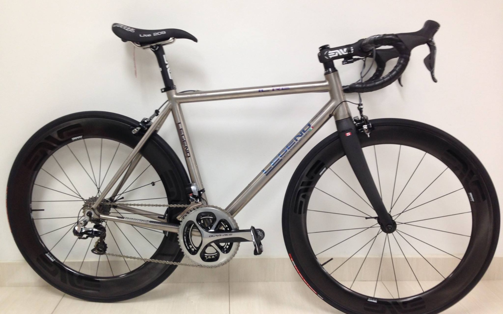 Спортивный велосипед на белом фоне