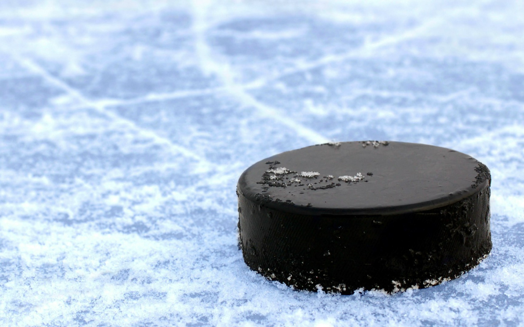 Черная хоккейная шайба