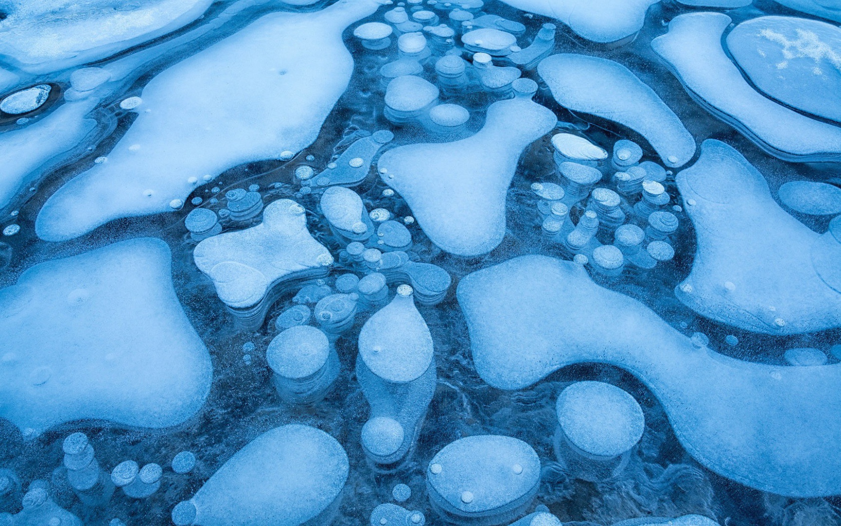 Причудливые изгибы голубого льда