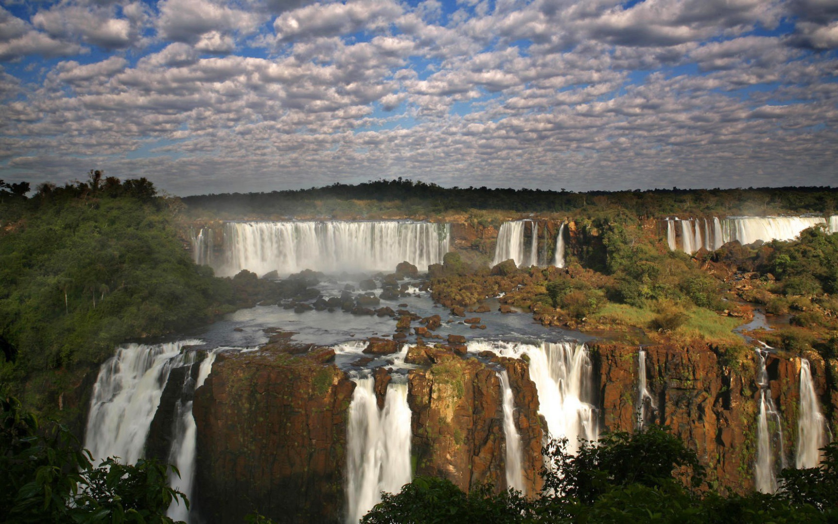 Водопады Игуасу на границе Бразилии и Аргентины