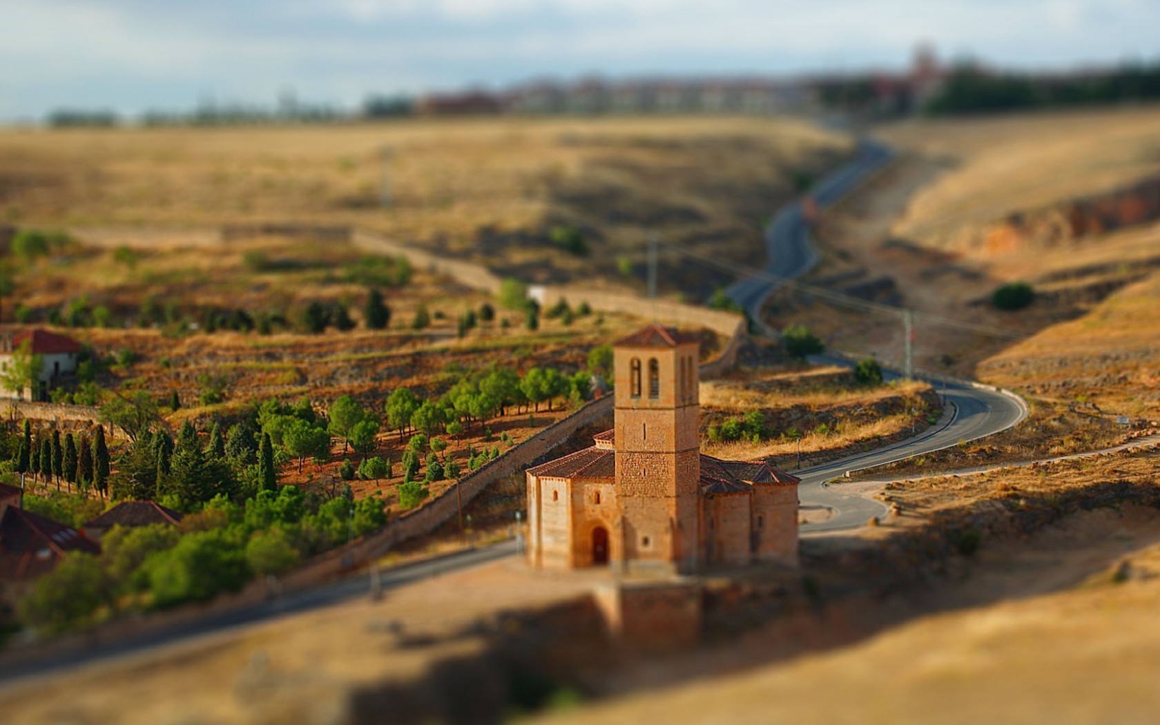 Старый каменный дом у дороги