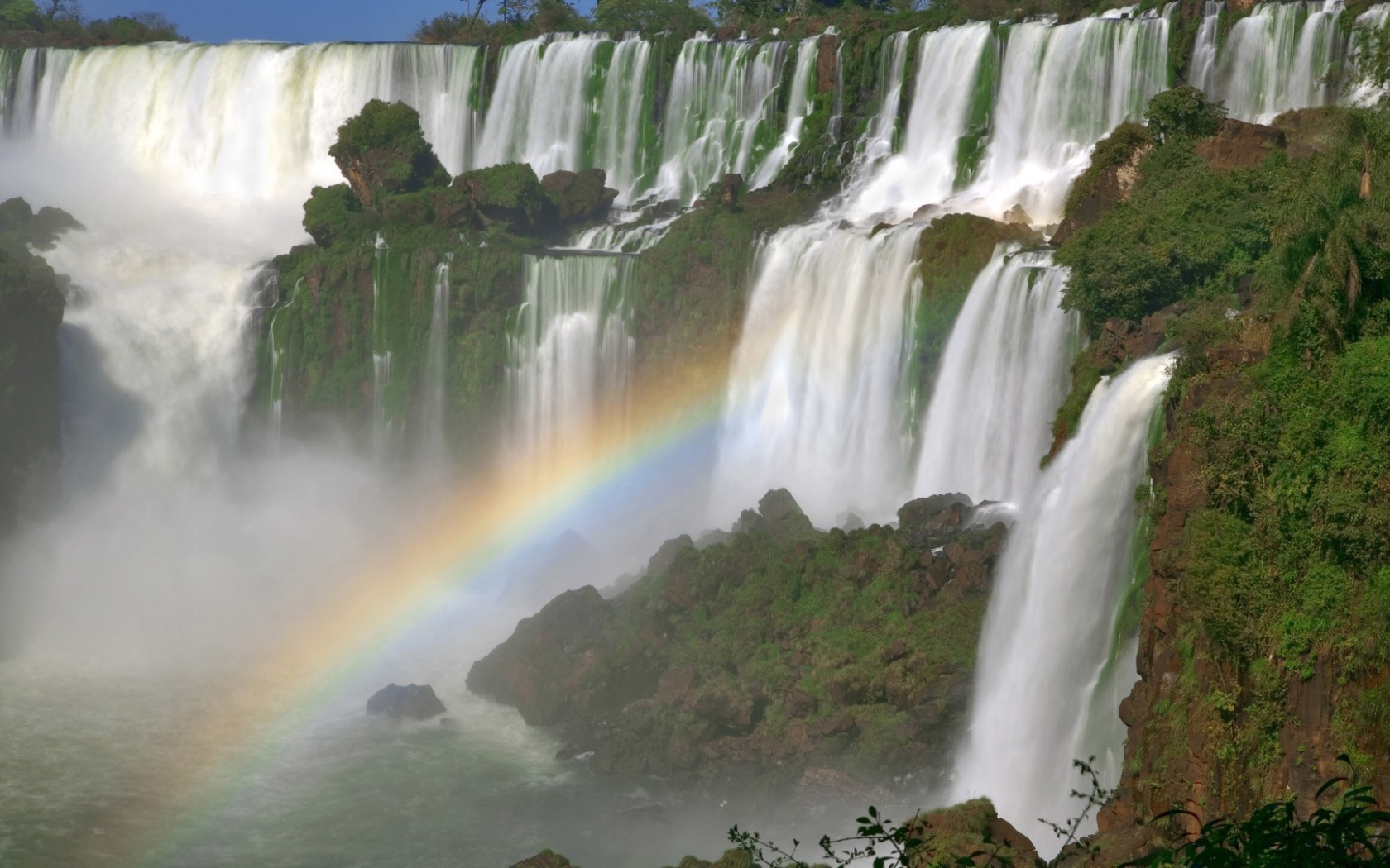 Радуга на водопаде Игуасу