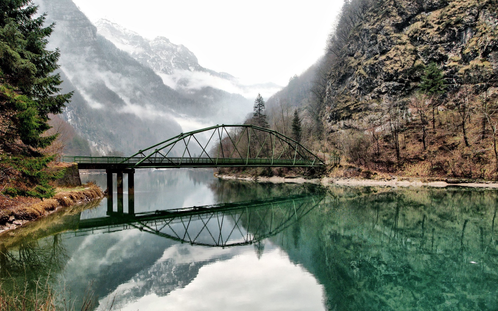 Мост на реке среди гор, Франция