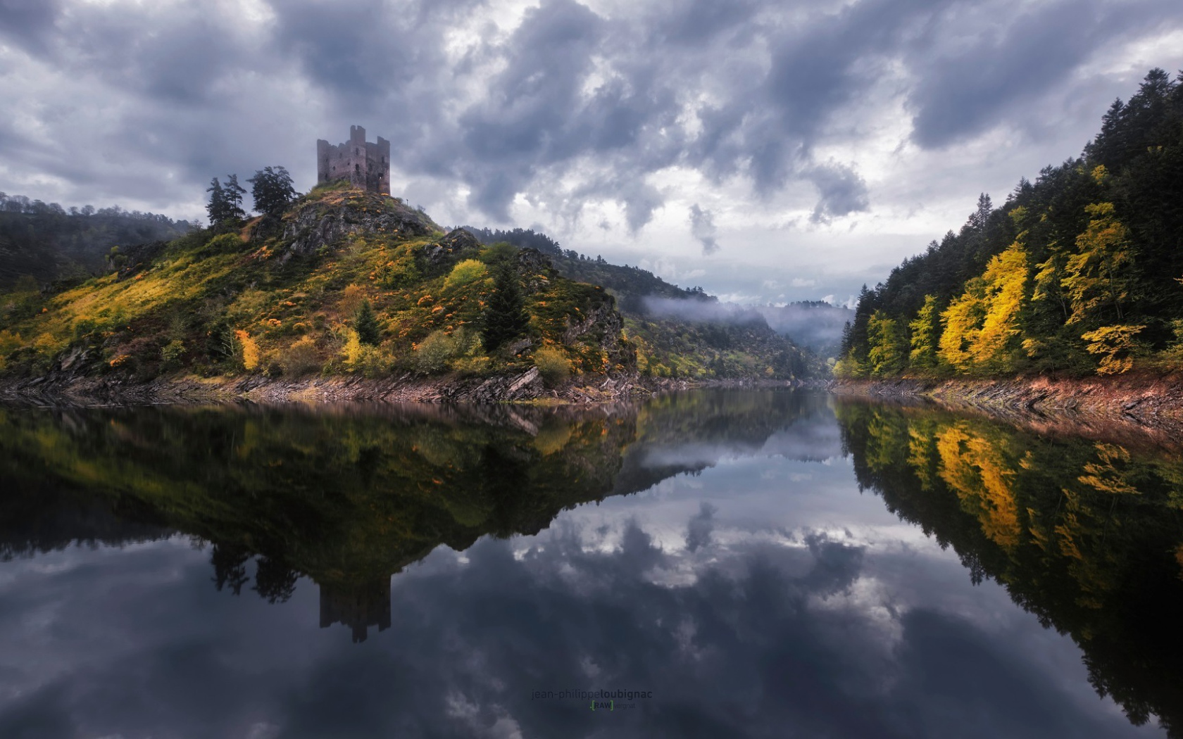 Сторожевая башня на холме над рекой, Франция