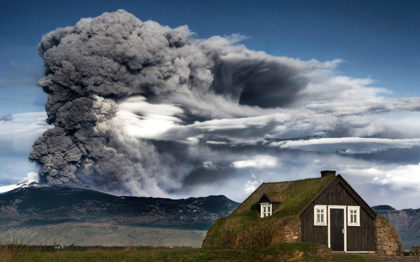 Вулкан Эйяфьятлайокудль в Исландии