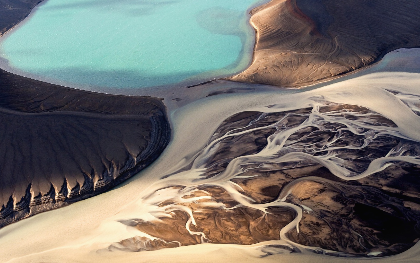 Суровый пейзаж в Исландии