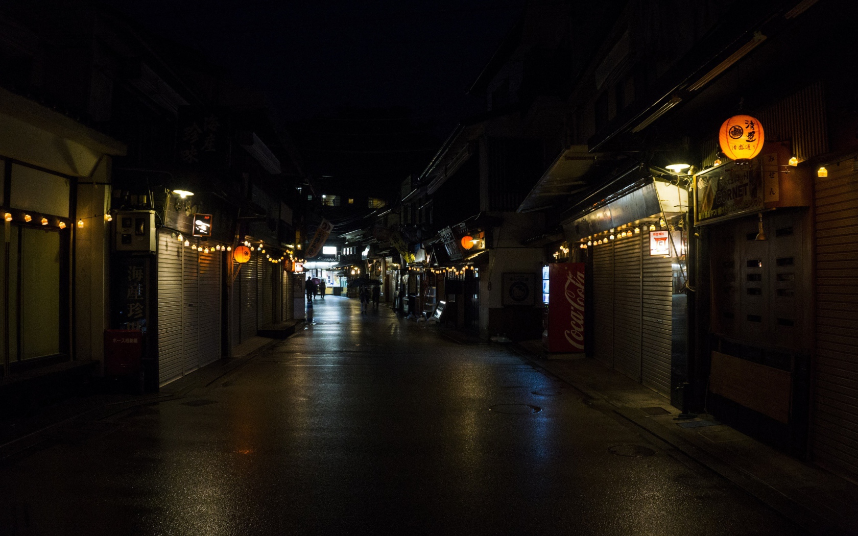 Торговая улица на острове Ицукусима, Япония